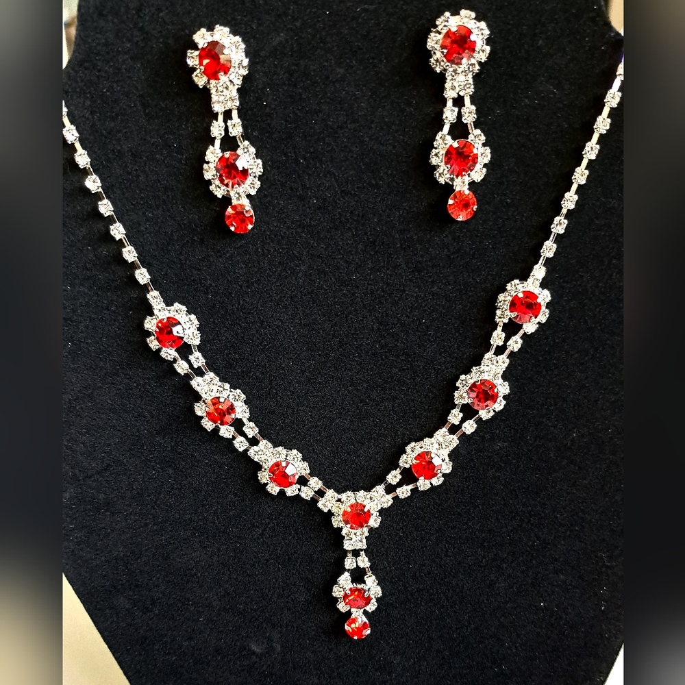 FASHION JEWELRY COLLECTION STUNNING NECKLACE AND EARRINGS SET. NEW WITH TAG.